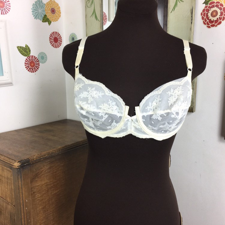 Vintage Sheer Lace Bra Size 36B, 1950s Bombshell Underwire Brassiere, White  Lace by Surprise, Pin up Girl Boudoir Vixen Bombshell Style 