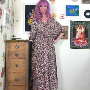 Vintage Kaftan, 70er Jahre Indische Baumwolle Muumuu, Rotes & Schwarzes Kleid mit Blumen Print