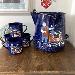 Cafetera y tazas vintage de esmalte, de mediados de siglo, con diseño de hombre de barbacoa en esmalte azul moteado.
