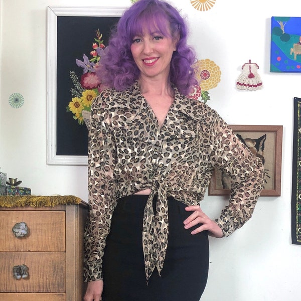 Vintage luipaard print blouse, sheer cropped lange mouw top met stropdas taille en brede kraag, jaren 1980 Glam Rock Mode door Gantos