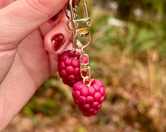 Llavero/dije para bolso de frambuesa: hecho a mano con arcilla polimérica