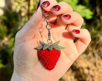 Erdbeere Schlüsselanhänger / Taschenanhänger: Handgemacht aus Polymer Clay