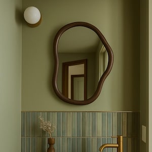 Wandspiegel met asymmetrische houten lijst: decoratieve onregelmatige vorm