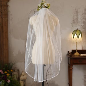 Leaf Trim Wedding Veil, Thin Delicate Leaf Bridal Veil, 1 Tier Fingertip Veil, Boho Botanical Veil for Wedding, Minimalist Bridal Accessory
