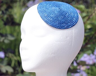 Echter runder 4-Zoll-Fascinator aus Stroh • kornblumenblauer Mini-Hutkörper