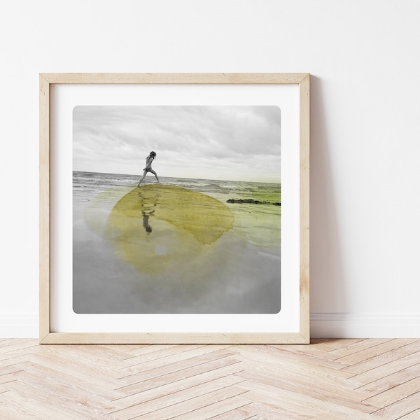 Art mural côtier Photographie d'une fille marchant sur une plage avec de la peinture aquarelle jaune Image surréaliste AQVA JAUNE