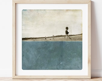 Küsten Wanddekoration Kind am Strand schwarz weiss Fotografie mit hellgrau blauer Malerei Fine Art Print POLE OZEAN