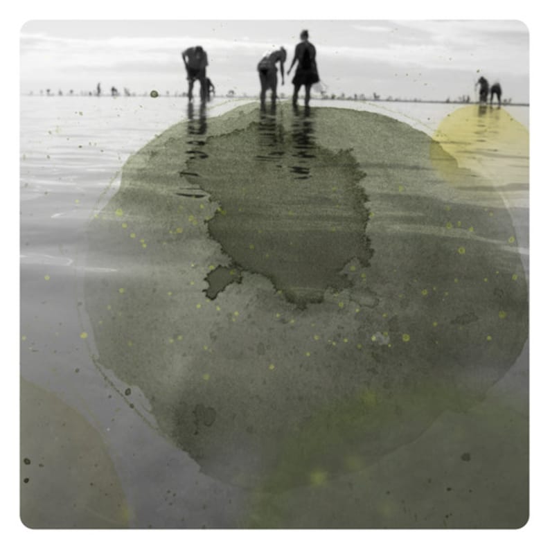 K&ouml;nnte beinhalten: Ein Schwarzwei&szlig;foto von Menschen, die an einem Strand entlanglaufen, mit einem gro&szlig;en gr&uuml;nen Aquarellkreis im Vordergrund.