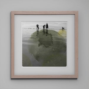 Siluetas en la playa Fotografía de arte mural costero combinada con pintura de acuarela bistre AQVA BIS