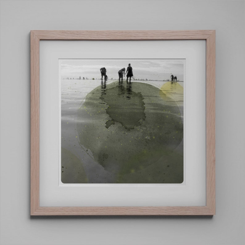 K&ouml;nnte beinhalten: Ein gerahmtes Schwarzwei&szlig;foto einer Gruppe von Menschen, die auf einer kleinen Insel im Wasser stehen. Die Insel ist von einem gr&uuml;nen und gelben Aquarelleffekt umgeben.