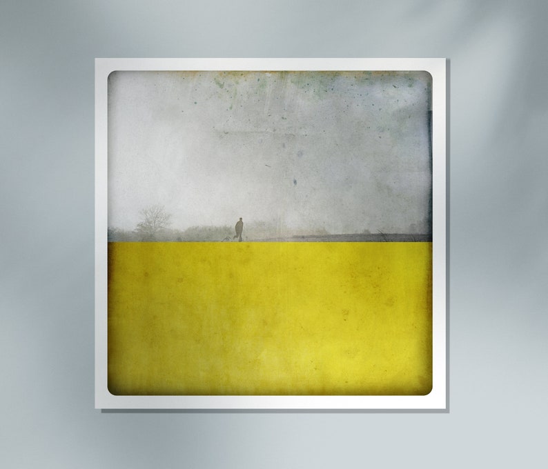 Schwarzweiss-Fotografie einer Silhouette, die in einer nebligen Landschaft spazieren geht, mit einem gelb bemalten Farbblock POLE JAUNE Bild 1