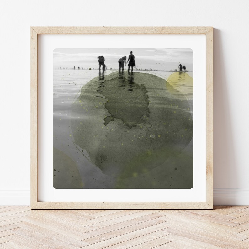 K&ouml;nnte beinhalten: Ein Schwarzwei&szlig;foto von Menschen, die an einem Strand entlanglaufen, mit einem gro&szlig;en gr&uuml;nen Aquarellkreis im Vordergrund.
