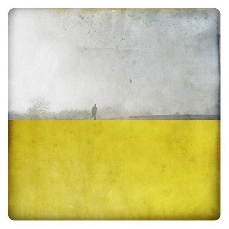 Schwarzweiss-Fotografie einer Silhouette, die in einer nebligen Landschaft spazieren geht, mit einem gelb bemalten Farbblock POLE JAUNE Bild 2