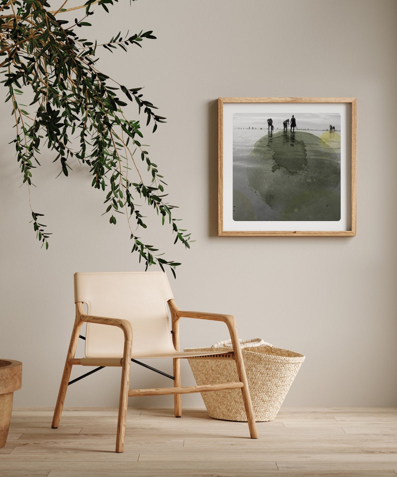K&ouml;nnte beinhalten: Ein gerahmtes abstraktes Aquarellbild einer Gruppe von Menschen, die an einem Strand entlanglaufen, mit einem gr&uuml;n-gelben Aquarellhintergrund.