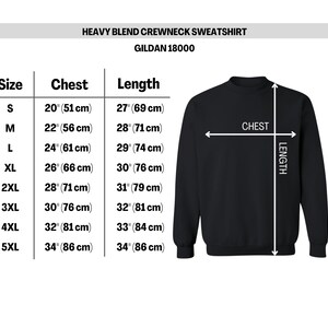 K&ouml;nnte beinhalten: Gr&ouml;&szlig;entabelle f&uuml;r ein schweres Sweatshirt mit Rundhalsausschnitt. Die Tabelle zeigt die Gr&ouml;&szlig;e, die Brustweite in Zoll und Zentimetern sowie die L&auml;nge in Zoll und Zentimetern. Die Gr&ouml;&szlig;en reichen von S bis 5XL.