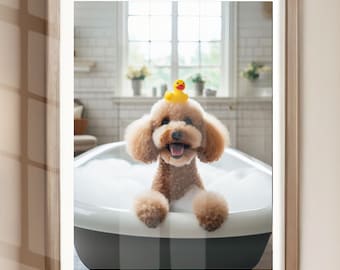 Puede incluir: Un perro caniche marrón se sienta en una bañera blanca con un pato de goma amarillo en la cabeza. El perro sonríe y mira a la cámara. La bañera está llena de burbujas.