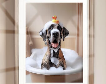 Può includere: Un cane Great Dane marrone e nero è seduto in una vasca da bagno piena di bolle con un'anatra di gomma gialla sulla testa. Il cane sorride e ha la lingua di fuori.