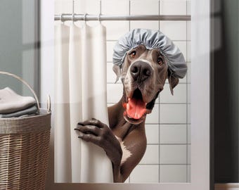 Può includere: Stampa incorniciata con un alano che indossa una cuffia blu per la doccia, che sbuca da dietro una tenda da doccia bianca. La bocca del cane è aperta, rivelando una lingua rosa. Lo sfondo mostra una parete della doccia piastrellata e un cestino di vimini.