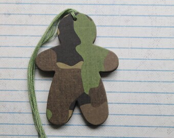 17 camouflage gingerbread man Chipboard Covered gift tags
