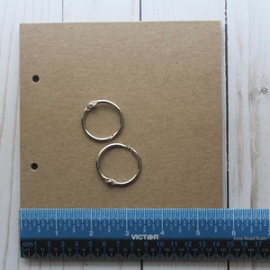 Puede incluir: Un juego de tres cuencos apilables de cer&aacute;mica en tonos azul, verde y blanco. Los cuencos presentan un esmalte moteado y un dise&ntilde;o sencillo y moderno. El cuenco m&aacute;s grande tiene aproximadamente 15 cm de di&aacute;metro.
