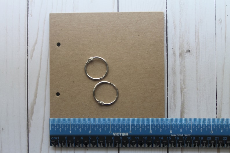 Puede incluir: Un juego de tres cuencos apilables de cer&aacute;mica en tonos azul, verde y blanco. Los cuencos presentan un esmalte moteado y un dise&ntilde;o sencillo y moderno. El cuenco m&aacute;s grande tiene aproximadamente 15 cm de di&aacute;metro.