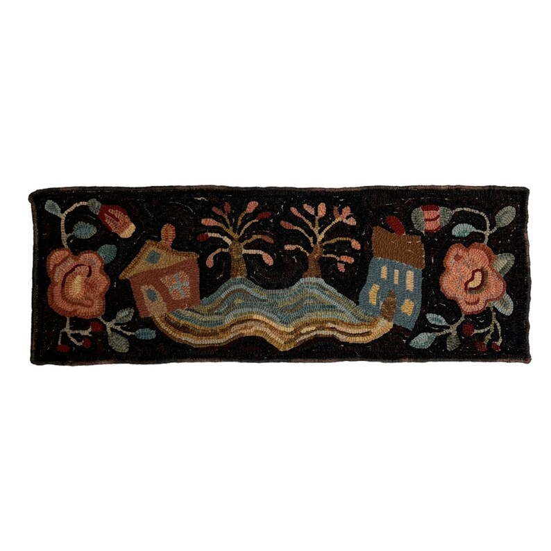 Pu&ograve; includere: Un tappeto fatto a mano con uno sfondo scuro che presenta una scena fantasiosa di due case, alberi e un fiume sinuoso. Le case sono rosa e blu, gli alberi sono marroni con foglie rosa e il fiume &egrave; blu e marrone. Il tappeto &egrave; bordato da una cornice marrone scuro.