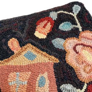 Pu&ograve; includere: Un tappeto colorato con un design geometrico che presenta una casa, fiori e foglie. Il tappeto &egrave; fatto di lana e ha un aspetto cucito a mano.