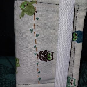 Tarjetero con diseño de búhos felices: pequeño tarjetero con cierre elástico.