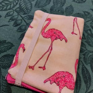 Monedero con diseño de flamenco: un pequeño accesorio de verano con cierre elástico.