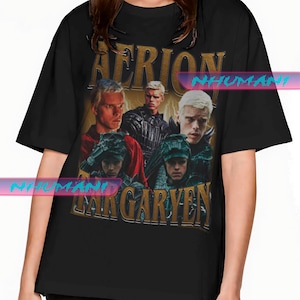 Könnte beinhalten: Schwarzes T-Shirt mit einem Grafikdesign im Vintage-Stil. Der goldfarbene Text lautet "AERION LANGARYEN", mit mehreren Bildern einer Person mit blonden Haaren. Das T-Shirt hat einen Rundhalsausschnitt und kurze Ärmel.