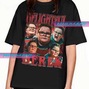 Könnte beinhalten: Schwarzes T-Shirt mit einer Grafik einer Person mit Brille und dem roten Text "DELIGHTFUL DEREK". Das Design enthält mehrere Bilder der Person. Ein Design im Vintage-Stil.