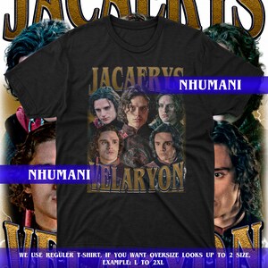 Könnte beinhalten: Ein schwarzes Kurzarm-T-Shirt mit einem Grafikdruck von Jacaerys Velaryon, der mehrere Porträts der Figur zeigt. Der Text JACAERYS ist in Gold über den Bildern gedruckt und VELARYON ist in Gold unter den Bildern auf dem T-Shirt gedruckt.