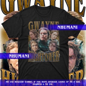 Könnte beinhalten: Ein schwarzes Kurzarm-T-Shirt mit einem Grafikdruck einer Person mit langem hellbraunem Haar in verschiedenen Posen. Der Text GWAYNE HIGHTOWER ist in goldener Schrift über und unter den Bildern gedruckt. Das Shirt hat einen Rundhalsausschnitt.