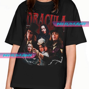 Può includere: T-shirt nero con una grafica in stile vintage della parola "DRACULA" in rosso, con un collage di attori. Il design include immagini di persone in abiti d'epoca. La maglietta ha un girocollo classico.