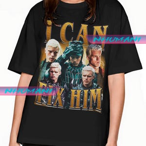 Könnte beinhalten: Schwarzes T-Shirt mit einem goldenen Grafikdesign mit der Aufschrift "I CAN FIX HIM". Das Design zeigt mehrere Bilder einer Person mit blonden Haaren. Das Gesamtdesign hat eine Vintage- und Retro-Ästhetik.