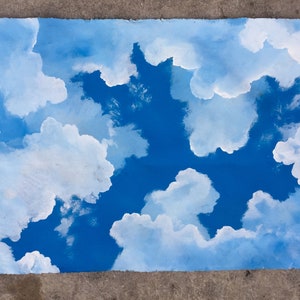 Puede incluir: Una pintura de un cielo azul con nubes blancas. Las nubes están pintadas con un estilo realista y parecen esponjosas y suaves.