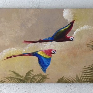 Puede incluir: Dos guacamayos coloridos vuelan en un cielo con nubes y hojas de palmera. Los guacamayos son rojos, azules, amarillos y verdes. El cielo es de color marrón claro.