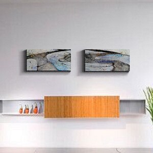 Könnte beinhalten: Ein modernes Wohnzimmer mit einem Holzschrank und einem grauen Entertainment-Center mit Schubladen. Zwei abstrakte Bilder hängen an der Wand über dem Schrank. Eine Topfpflanze steht auf dem Boden links vom Schrank.