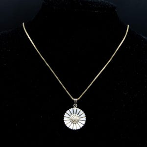 Colgante de margaritas de Bernhard Hertz, collar de margaritas de plata y esmalte danés