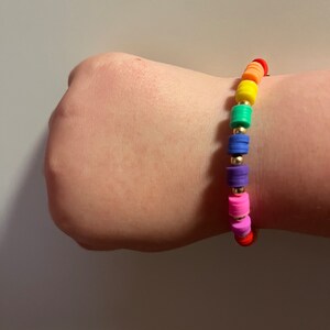 Regenboogklei kralenarmband