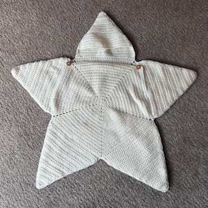 Body/mono de bebé de ganchillo con forma de estrella.