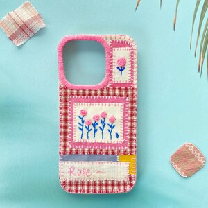 Handgemaakte patchwork telefoonhoesje naaien, telefoonhoesje roze roos geborduurd, gepersonaliseerd telefoonhoesje aangepaste naam, textielkunst