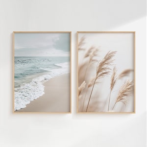 Könnte beinhalten: Zwei gerahmte Drucke, einer mit einer Strandszene mit blauem Wasser und weißem Sand und der andere mit einer Nahaufnahme von getrocknetem Gras.