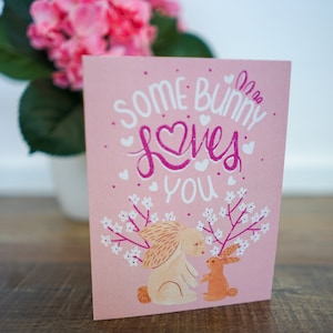 Tarjeta del Día de la Madre Tarjeta de felicitación linda para el cumpleaños de mamá Tarjeta de felicitación de cumpleaños con acuarela rosa para hija Tarjeta de felicitación de conejo Diseño de letras a mano