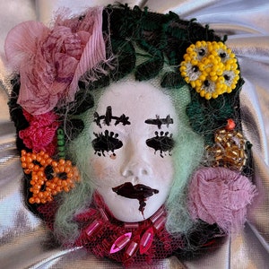 Broche visage de sorcière magique - Épingle bohème faite main, bijoux d'Halloween, idée cadeau unique