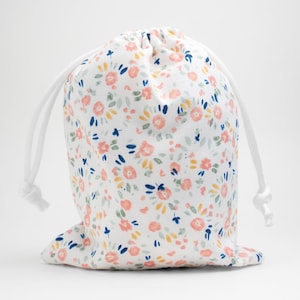 White Floral Party Bags, Baby Shower, Bridal Shower, Birthday Bag, Gift Bag, Goodie Bag, Drawstring Bag, 5x7