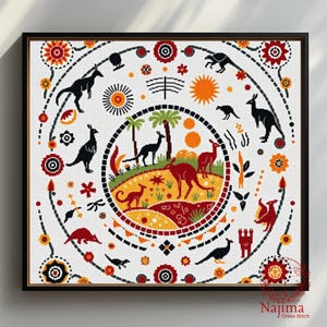 Puede incluir: Un patrón de punto de cruz colorido que presenta un círculo de animales y plantas australianos, incluyendo canguros, emúes y palmeras. El diseño está rodeado por un borde de formas geométricas rojas, amarillas y negras.