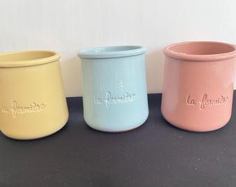La Fermiere kleuren zandgeel, hemelsblauw en zeeschelproze.  3 lege terracotta yoghurtpotjes.