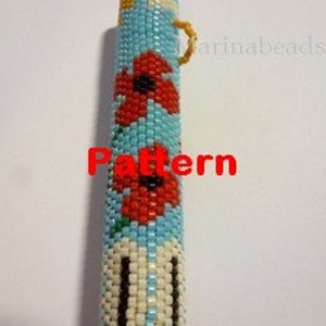 Puede incluir: Un porta-bolígrafos de cuentas azul y blanco con un diseño de flores de amapola rojas. El porta-bolígrafos mide aproximadamente 15 cm de largo y tiene un borla de cuentas.