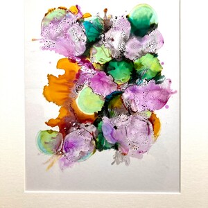 Pode incluir: Pintura abstrata com cores roxas, verdes e laranja. A pintura apresenta uma variedade de formas e texturas, criando uma composição dinâmica e visualmente interessante.